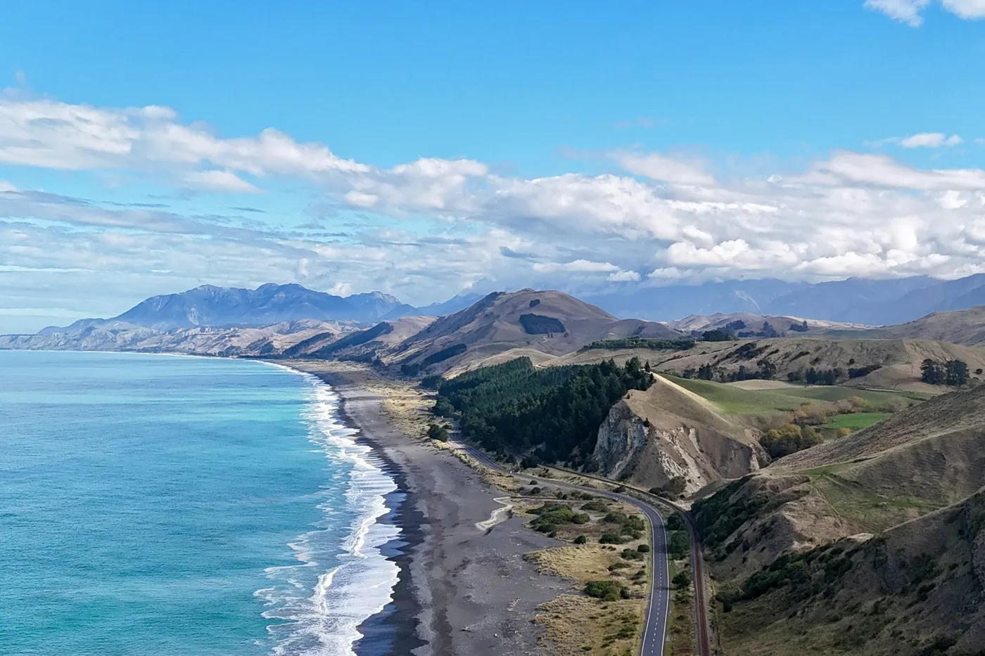 Die Küstenstraße zwischen Christchurch und Kaikōura, auf einer Seite der Pazifik